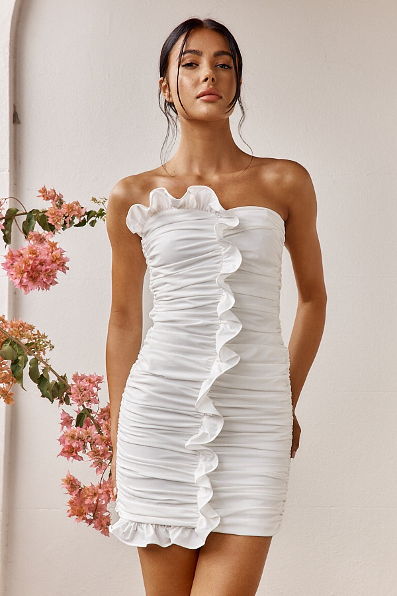 Amanecer Blanco: Vestido Mini Con Volantes