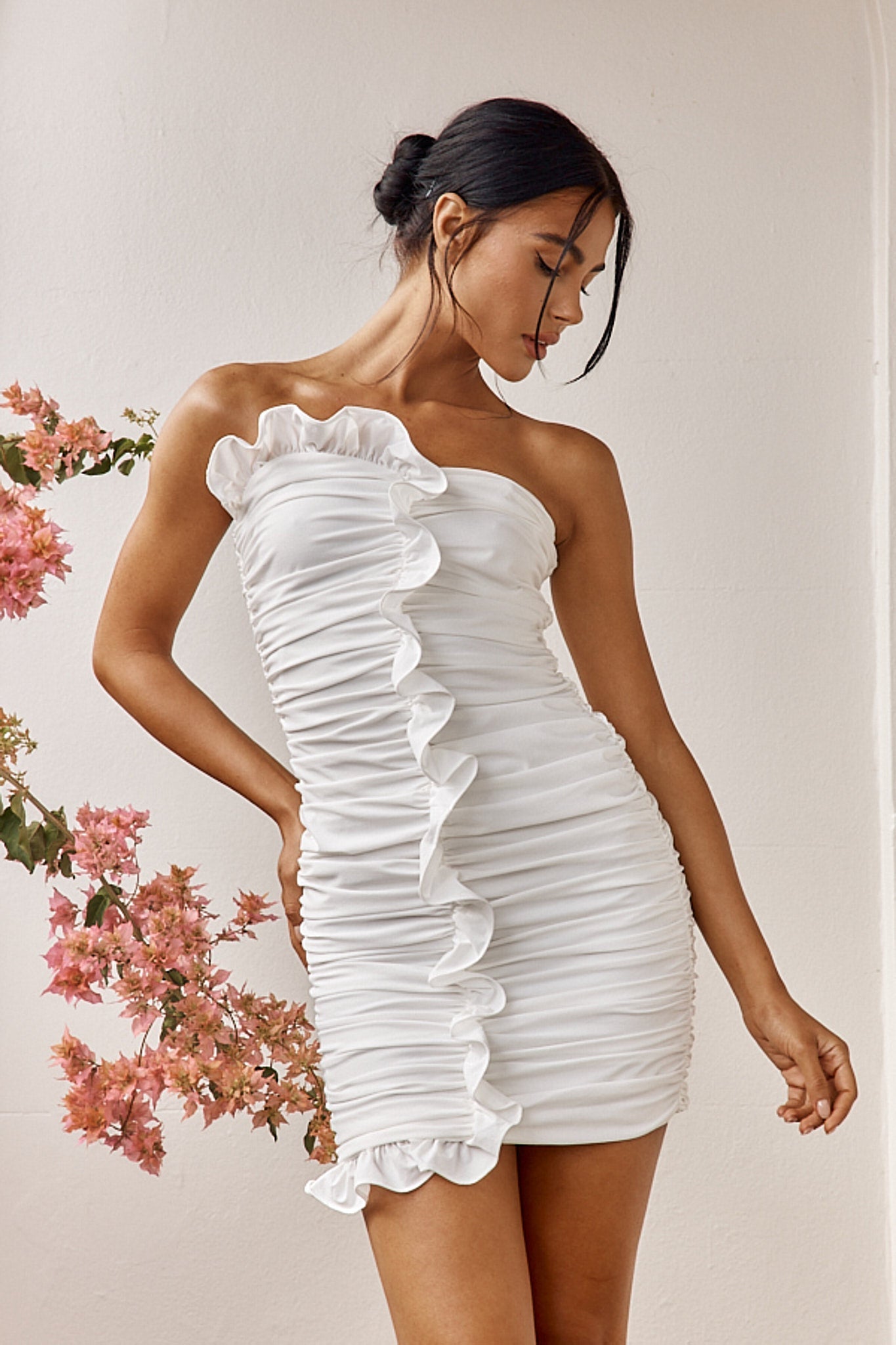 Amanecer Blanco: Vestido Mini Con Volantes